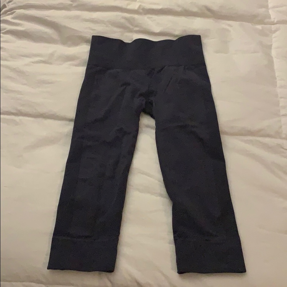 Lululemon navy Capri leggings 26” long. Like new. - Picture 4 of 7